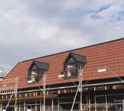 Chantier réalisé avec de la tuile alpha 10 rouge ancien, zinguerie en zinc anthracite.