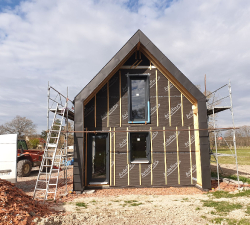 Chantier réalisé avec de la tuile alpha 10 rouge ancien, zinguerie en zinc anthracite.