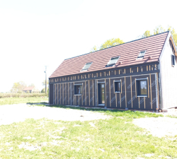 Chantier réalisé avec de la tuile alpha 10 rouge ancien, zinguerie en zinc anthracite.